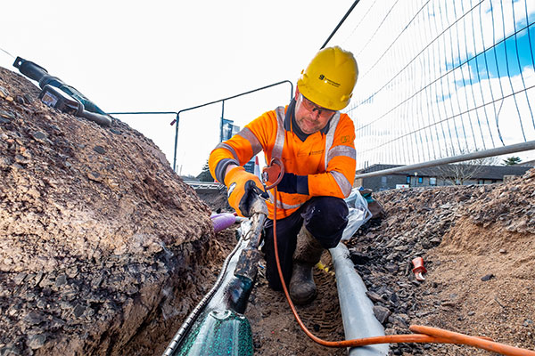 SSEN Engineer working on underground connection